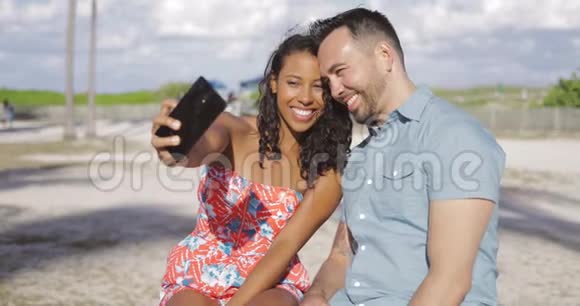 兴奋的夫妇在海滨自拍视频的预览图