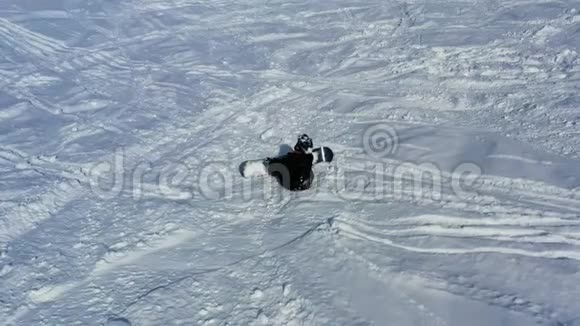 一个滑雪者坐在山上在令人惊叹的4K山前打电话视频的预览图