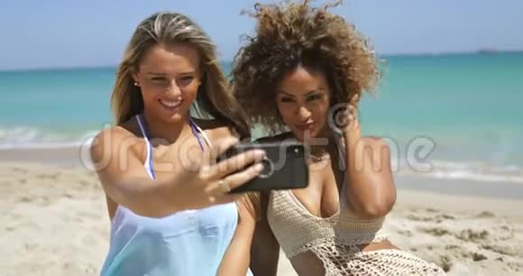 在沙滩上摆着自拍的美女视频的预览图