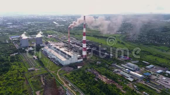 俄罗斯燃煤电厂日电厂鸟瞰烟囱冒烟视频的预览图
