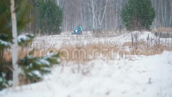 冬季森林两个年轻女子骑着雪车视频的预览图