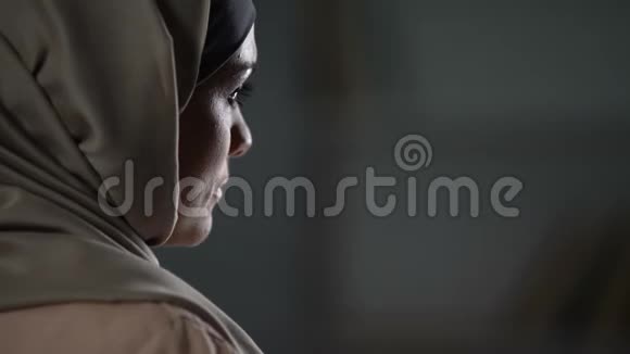 戴头巾的阿拉伯女人不开心情绪悲观悲伤忧郁视频的预览图