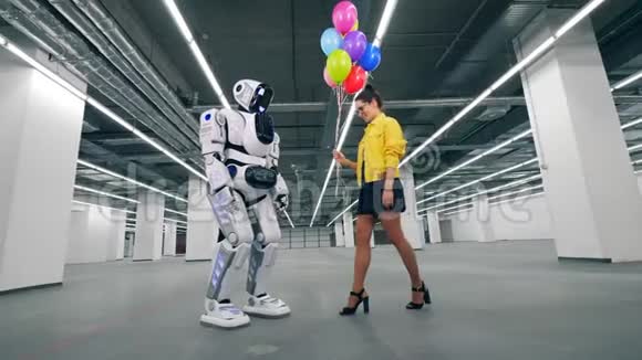 像人类一样的机器人和一个女孩正拿着气球在一起视频的预览图