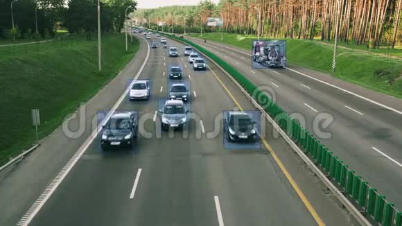 摄像机监视高速公路上的汽车并识别跟踪数据视频的预览图