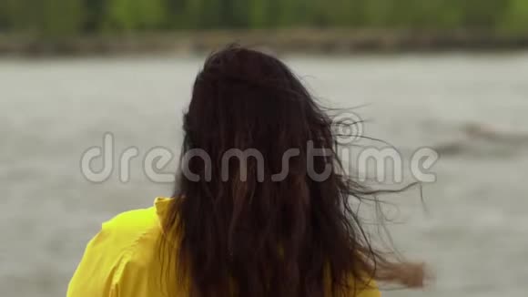 近距离后视红色女人头发在空气中缓慢移动在沙滩上散步的女人宏观视频视频的预览图