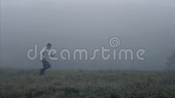 人在雾中的草地上奔跑慢悠悠视频的预览图