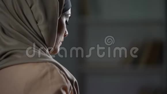 戴头巾的漂亮女人举手祷告伊斯兰文化的感谢视频的预览图