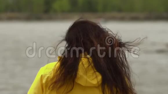 近距离后视红色女人头发在空气中缓慢移动在沙滩上散步的女人宏观视频视频的预览图