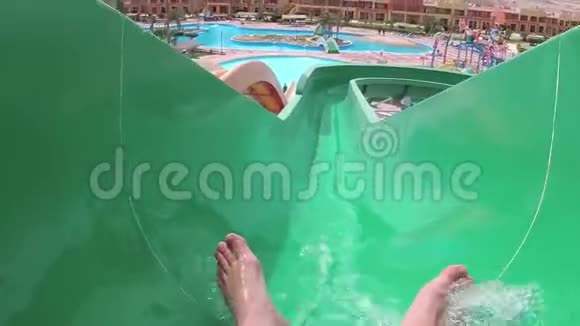 埃及阿布达布2019年3月16日一个人在一条小溪里滑下滑梯掉进一个水池里埃及酒店视频的预览图