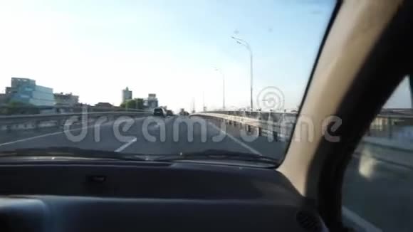 基辅河上新桥建设出租车乘客座位上的POV视频的预览图