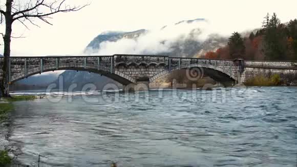 秋天的季节里河水流淌着贝娄石桥视频的预览图