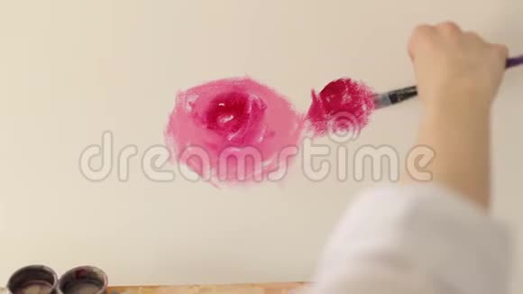 艺术家的特写女孩的手在画布上视频的预览图