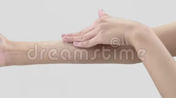 近距离拍摄女性双手使用带有芳香气味的美容术视频的预览图