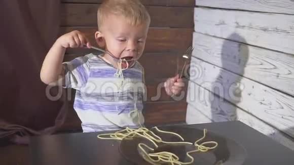 两只耳朵的小孩在家吃意大利面或儿童餐厅视频的预览图