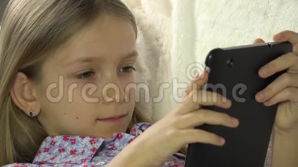 儿童游戏平板电脑沙发女孩肖像网络搜索学习4K视频的预览图