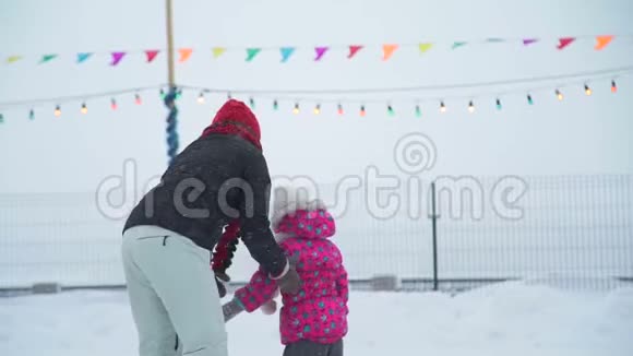 小女孩想和妈妈一起溜冰视频的预览图