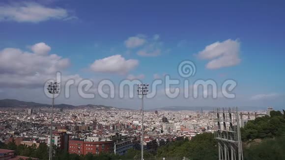 阳光明媚的夏日从蒙朱伊克山俯瞰巴塞罗那的顶级城市景观视频的预览图