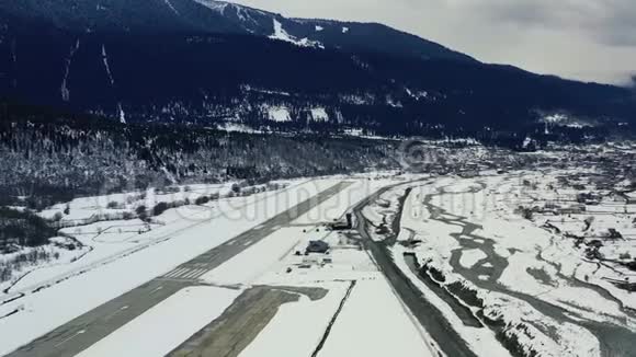 山上一个小机场的华丽空中镜头4k视频的预览图