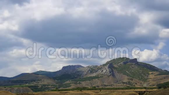 山地景观海草云在蓝天上奔跑视频的预览图