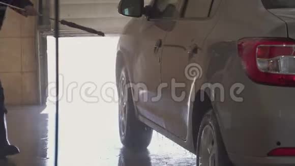 工人在洗车特写镜头前仔细地洗了车视频的预览图