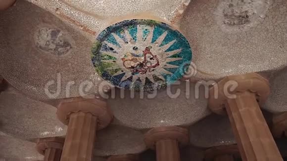 用柱子装饰天花板的艺术陶瓷马赛克视频的预览图