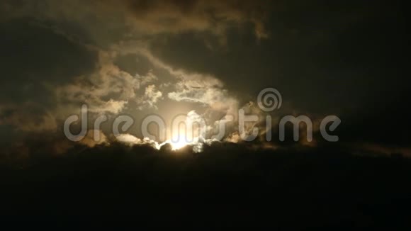 乌云中的日落视频的预览图