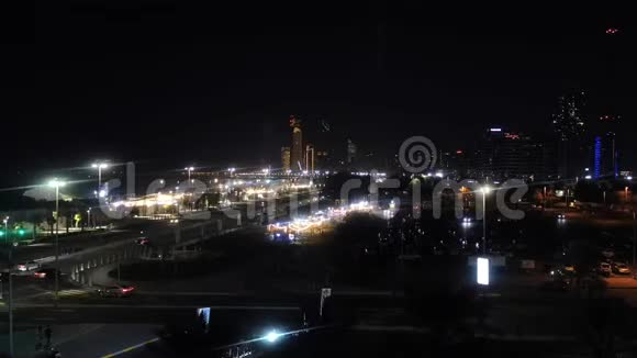美丽的时间流逝的阿布扎比城市天际线和标志性的塔楼从科尼切街晚上视频的预览图