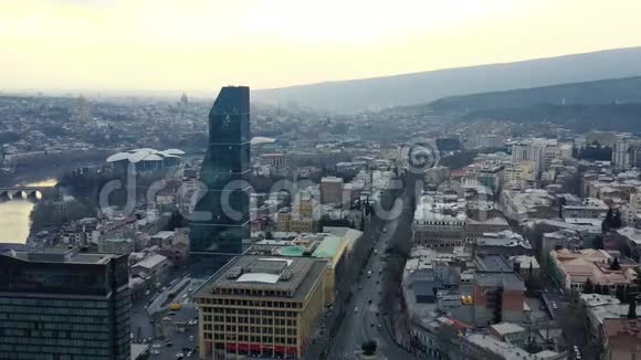 第比利斯美丽城市的空中镜头建筑多样4k视频的预览图