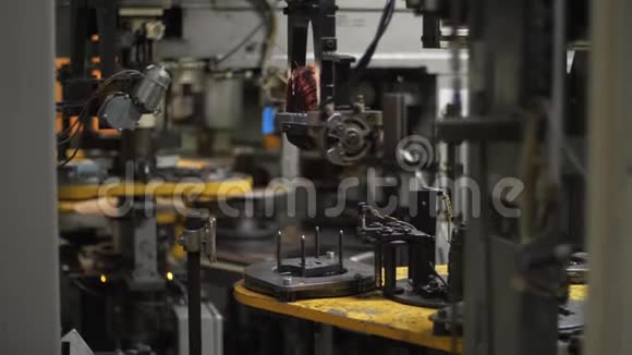 工厂自动设备用铜线生产电机视频的预览图