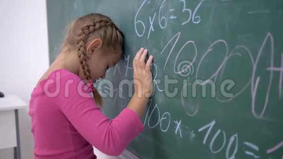 小学一年级数学课上的不快乐女学生视频的预览图