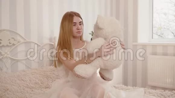 穿着睡衣的金发新娘拥抱泰迪熊视频的预览图