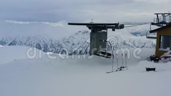 地平线上雄伟的群山山顶上的滑雪电梯空中拍摄4k视频的预览图