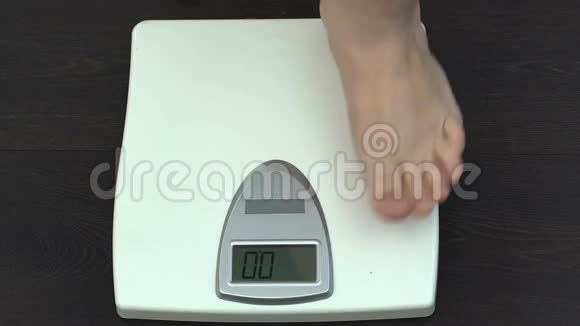 在家测量体重的肥胖男子减肥训练计划健康视频的预览图