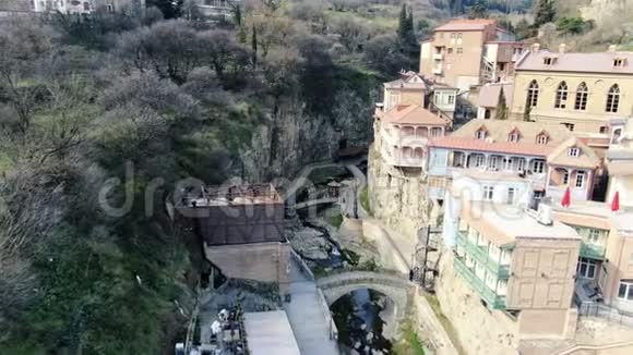 漂亮的小巷悬崖之间的小桥空中射击4k视频的预览图