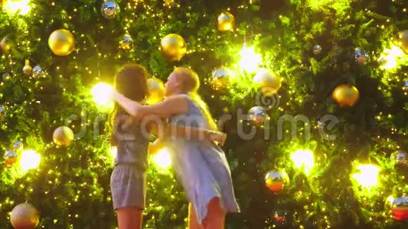 快乐的妈妈和女儿在热带城市圣诞树的背景下互相祝贺概念视频的预览图