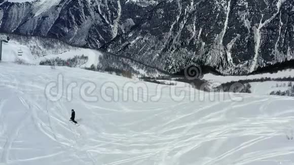 一个人在滑雪板上自由落体背景上美丽的山4K视频的预览图