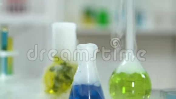 实验室工作人员甘油与化学试剂混合洗涤剂制造特写视频的预览图