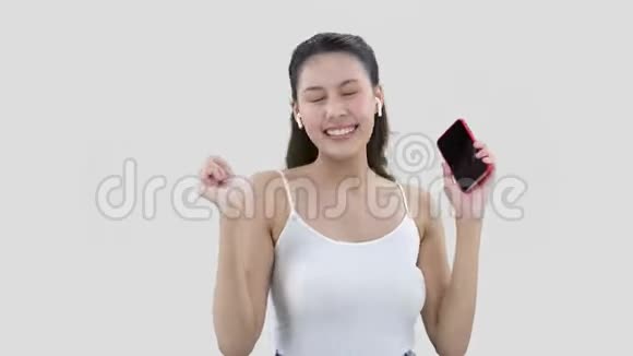 一位白发苍苍的年轻女子手里拿着电话微笑着跳舞视频的预览图