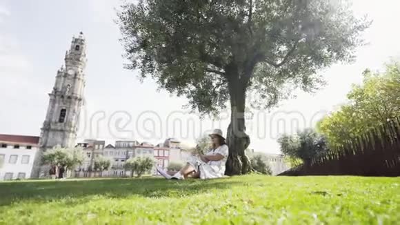 阳光明媚的一天女人在草坪上放松视频的预览图