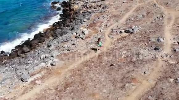 希腊克里特岛无人驾驶飞机飞过海上的女人视频的预览图