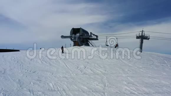 一名男子正在滑雪下山背景是滑雪电梯4K视频的预览图