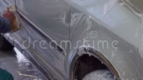 工人用泡沫特写镜头清洗洗车布视频的预览图