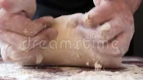 专业厨师揉面团做面包视频的预览图