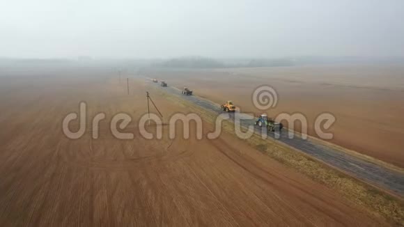 农业机械驾驶道路上的农田种植作物鸟瞰视频的预览图