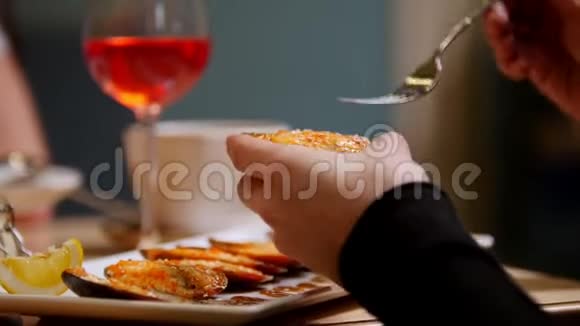 煮熟的贻贝一个男人用叉子吃贻贝视频的预览图