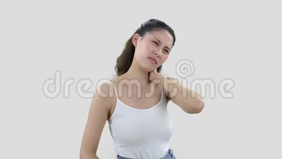 特写慢动作亚洲女孩在白色上衣上摆姿势把手放在脖子上视频的预览图