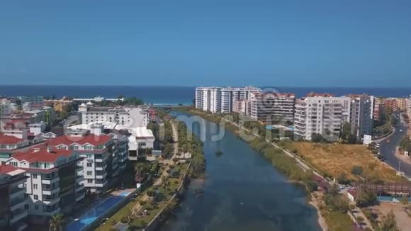 南部大城市和水道的鸟瞰图将城市分为两部分蓝天和海滨视频的预览图