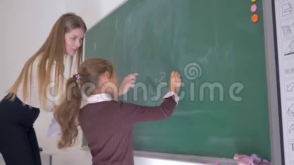 在一位女老师的帮助下带着粉笔在黑板上写了一个例子视频的预览图