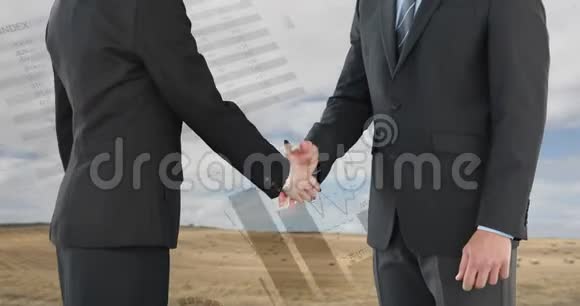两位商人之间用图表和统计数字进行握手视频的预览图