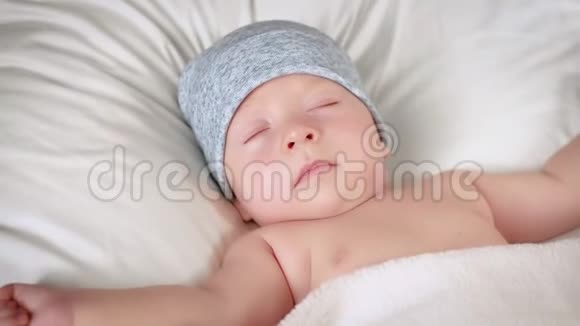 新生儿戴帽子睡觉视频的预览图